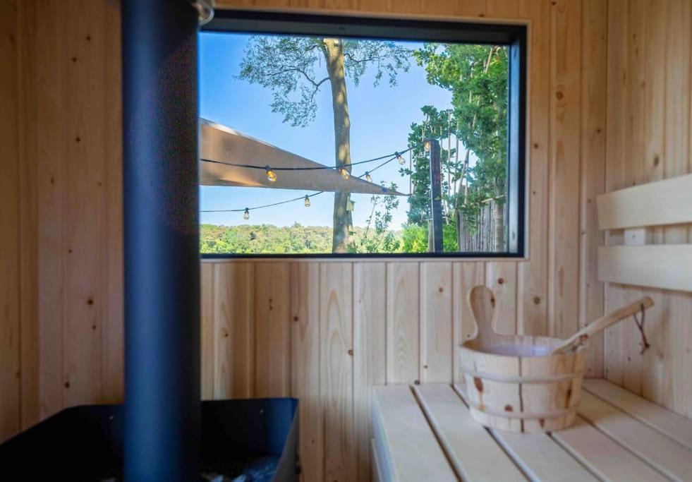 86, Bed & Outdoor Wellness - Sauna, Hottub, Icebath & Outdoor Shower Included! Oisterwijk Bagian luar foto